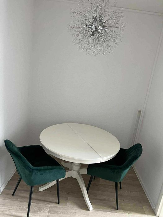 Stół okrągły biały z dwoma krzesłami