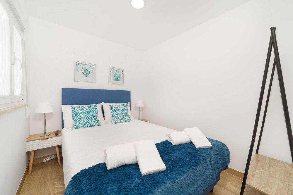 Vendo 2 Candeeiros base metalica com Abajur Brancos (Como Novos)