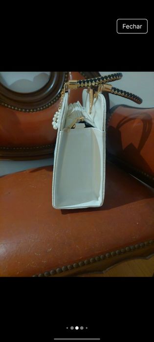 Mala bege com detalhes em dourado