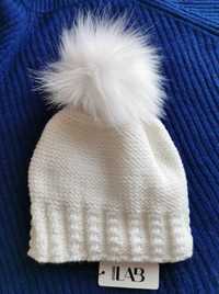 Biała zimowa czapka z pomponem