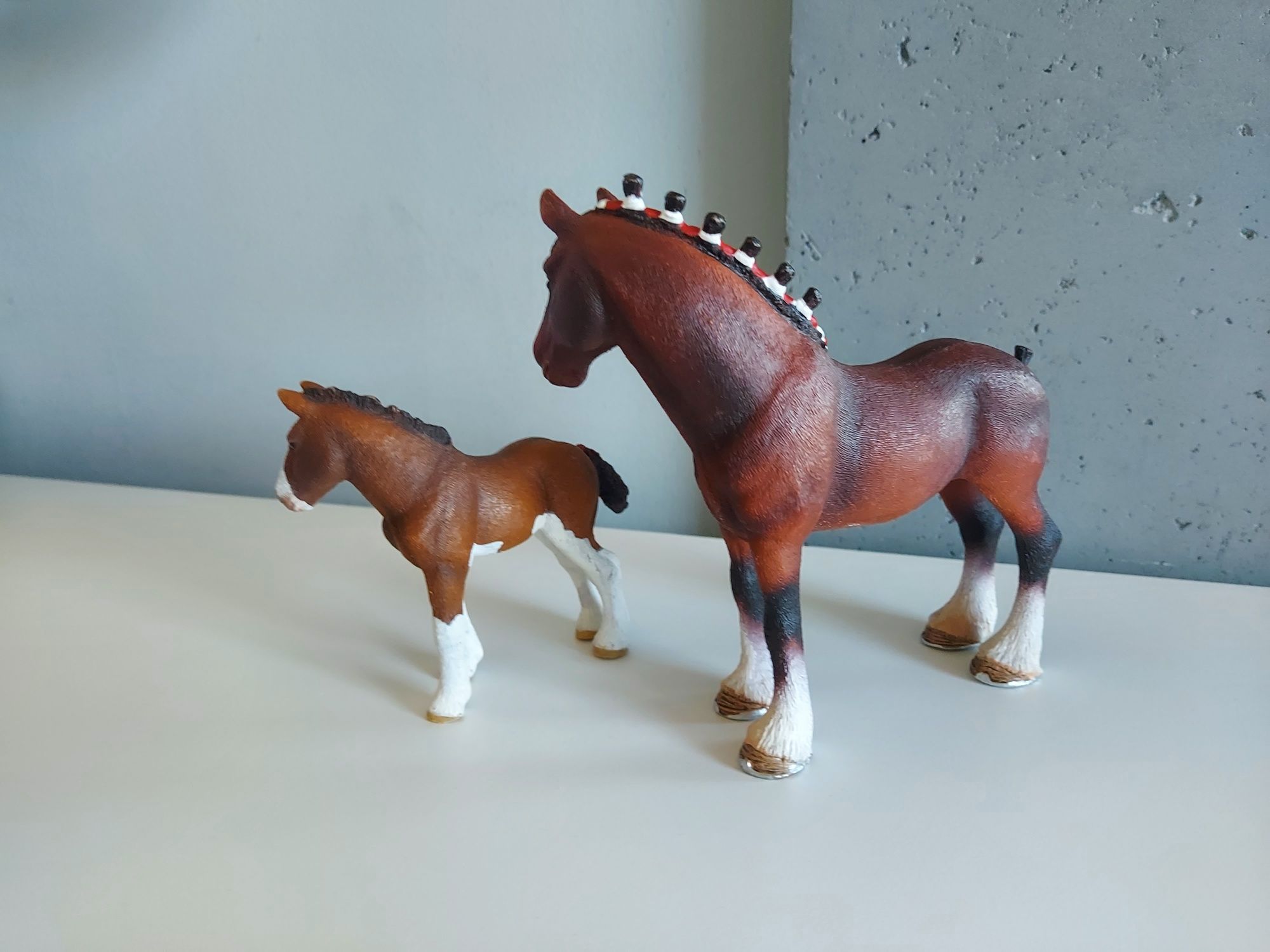 Wałach i źrebię rasy Clydesdale Schleich