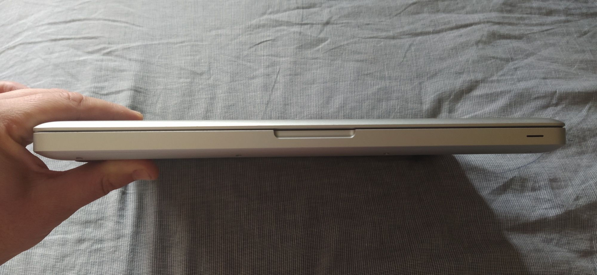 Apple A1278  без зарядного пристрою.