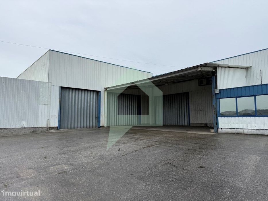 Pavilhão industrial localizado em Chorente, Barcelos