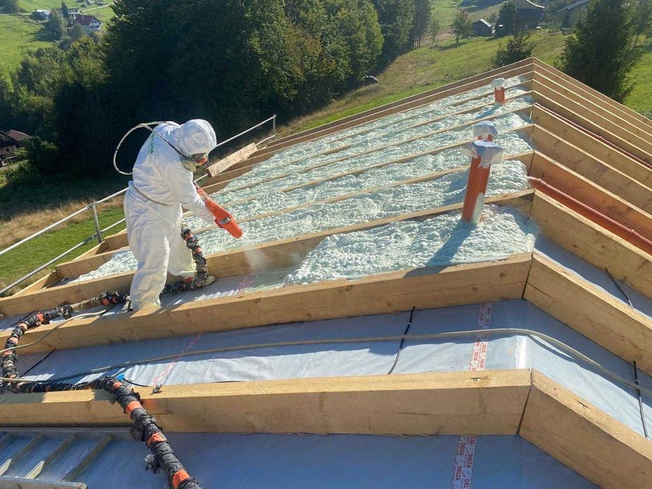 Ocieplenie poddasza piana PUR, ocieplanie pianką PUR