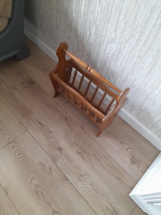 Gazetnik drewniany używany