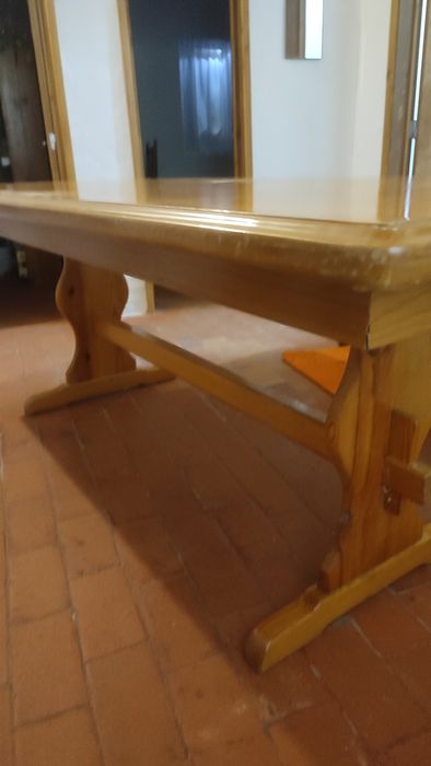 Mesa em madeira para banquete