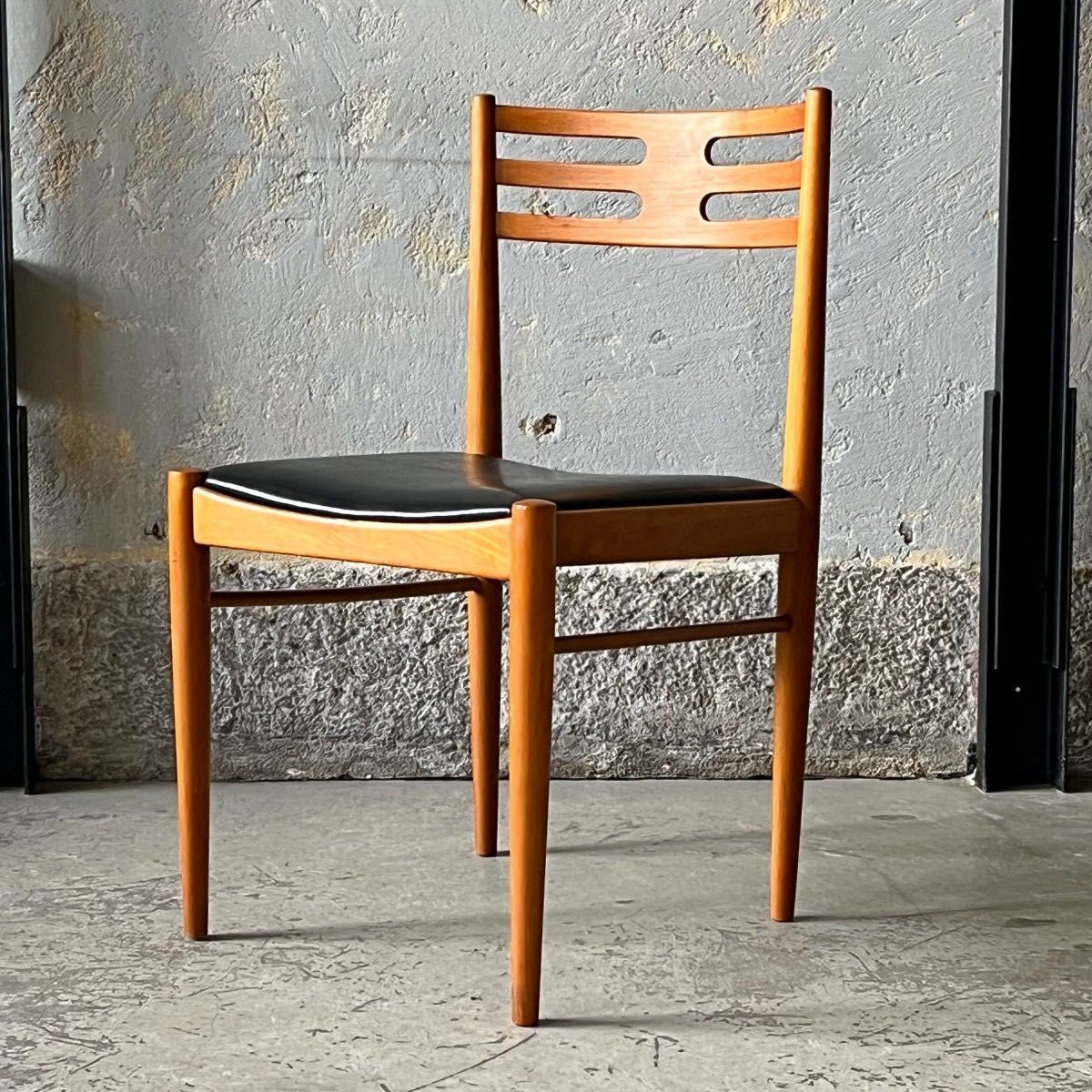 Drewniane krzesła w stylu mid-century modern lata 70.