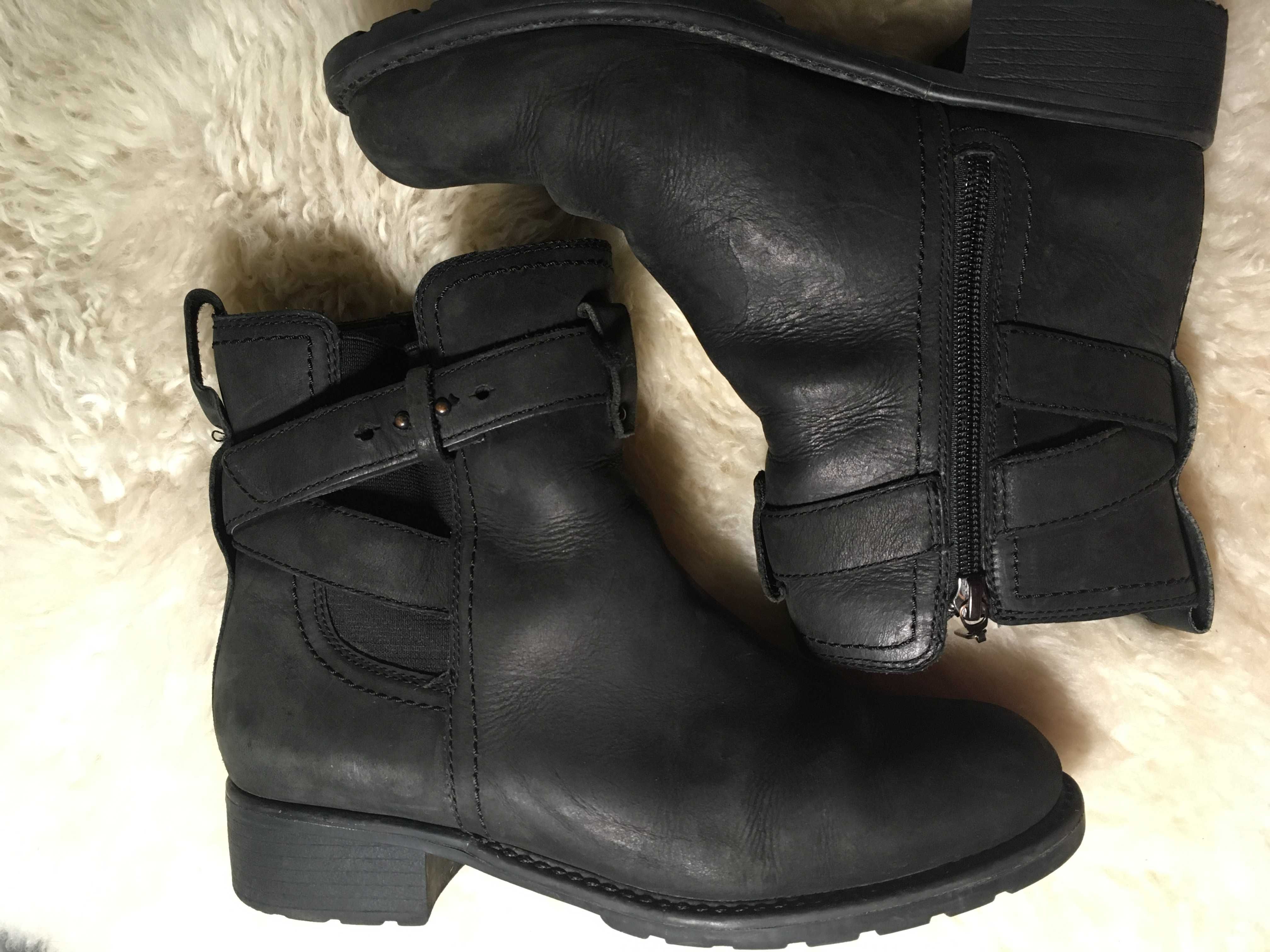 Botas em pele clarks