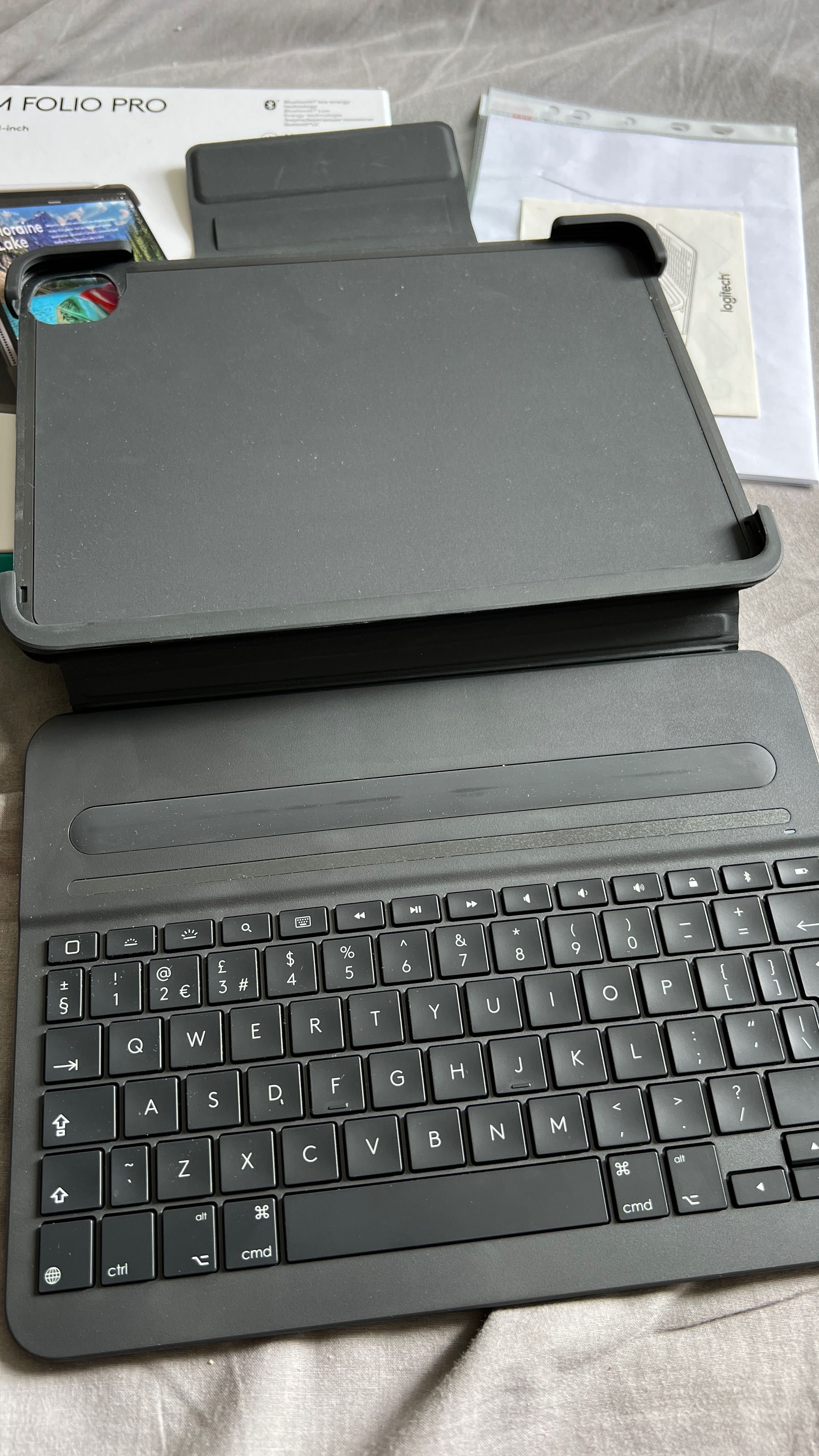 Etui na iPada Logitech Slim Folio Pro 11 cali z klawiaturą QWERTY