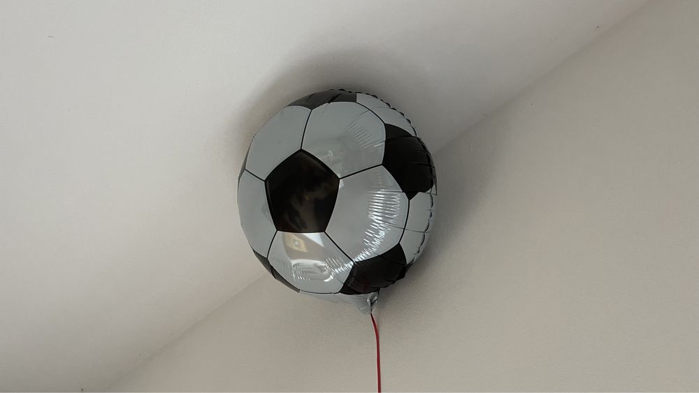 Balon wypełniony helem gotowy do odbioru pilka biedronka balony