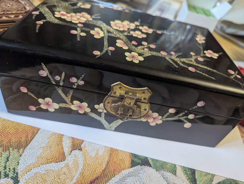 Шкатулка для украшений с украшениями