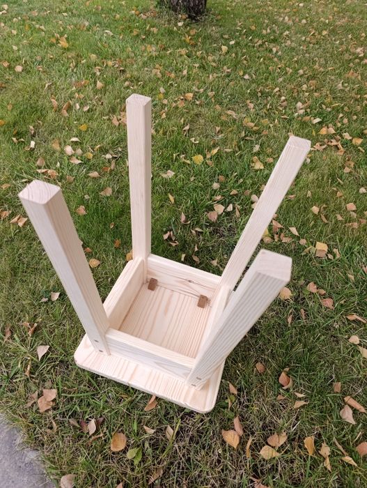 Кухонні табуретки з масиву сосни