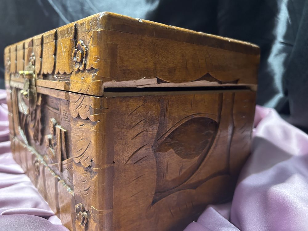 Skrzynia kufer drewno rzeźbiona