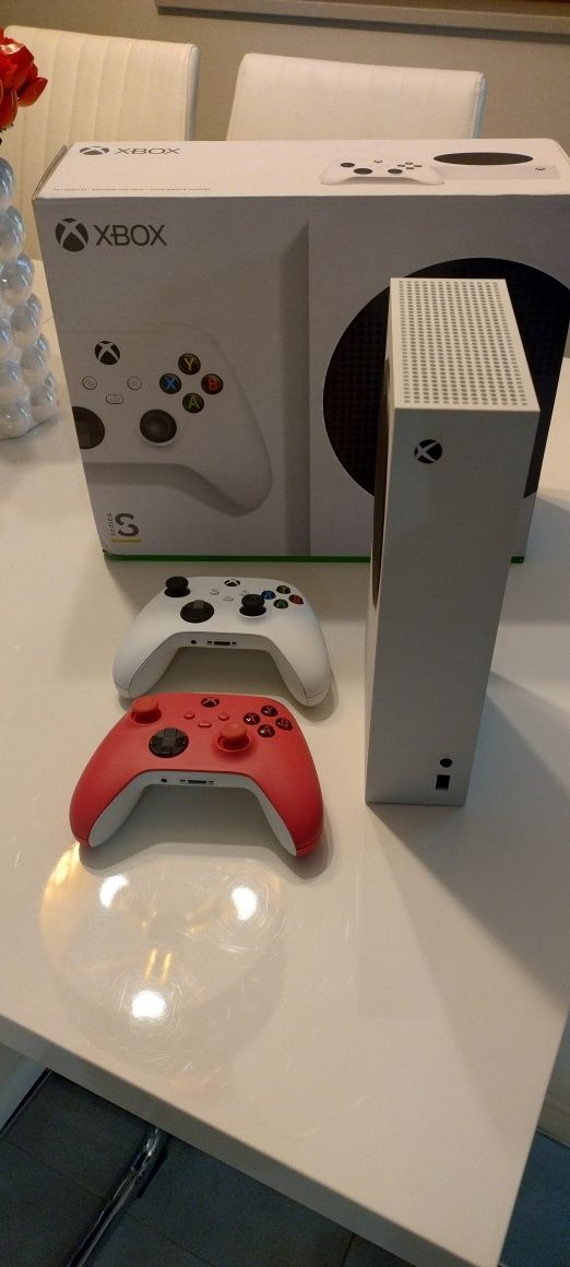 XBOX Series S + 2 pady
