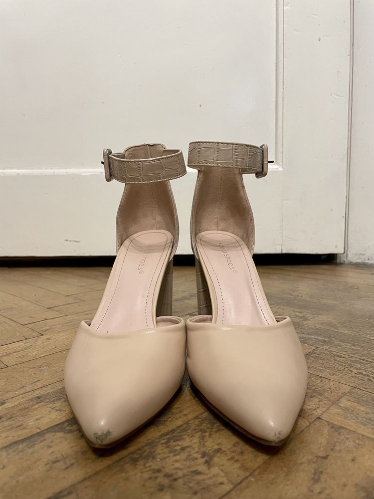 Buty na obcasie. Ideal Shoes