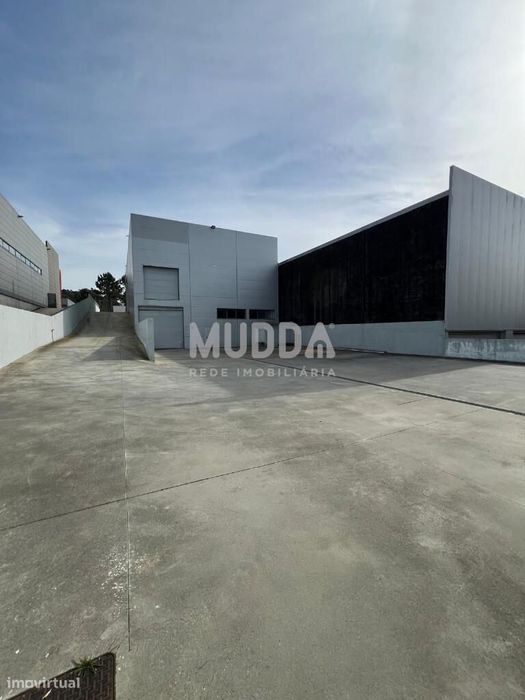 Armazém Industrial em Fiães - Oportunidade Imperdível!