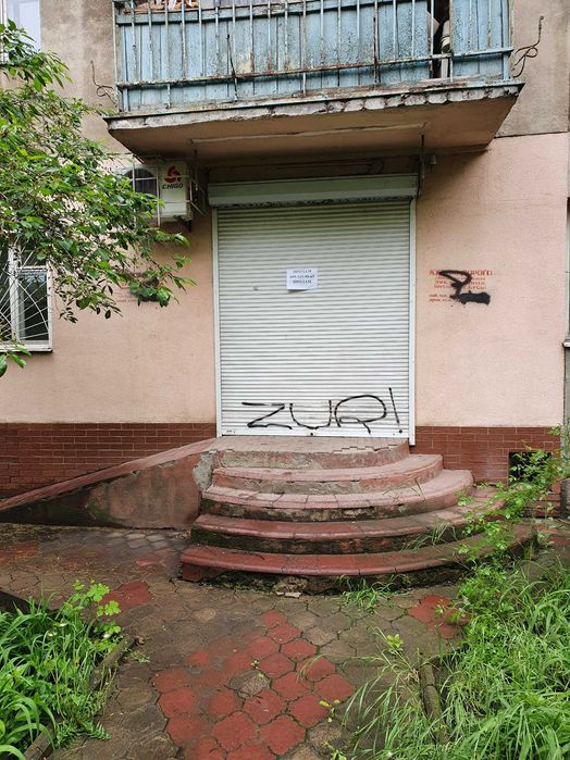 Черемушки    Продам фасадное помещение на Космонавтов