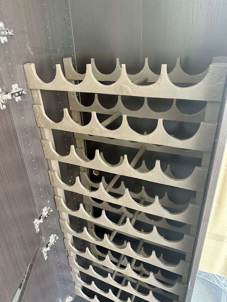 Estante com portas (preto-castanho)