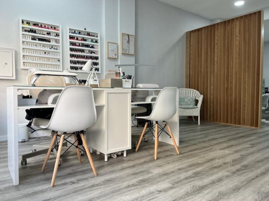 Precisa-se de manicure/pedicure