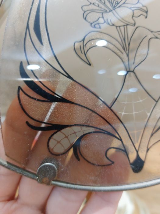 Lampa że szklanym, witrażowym kloszem