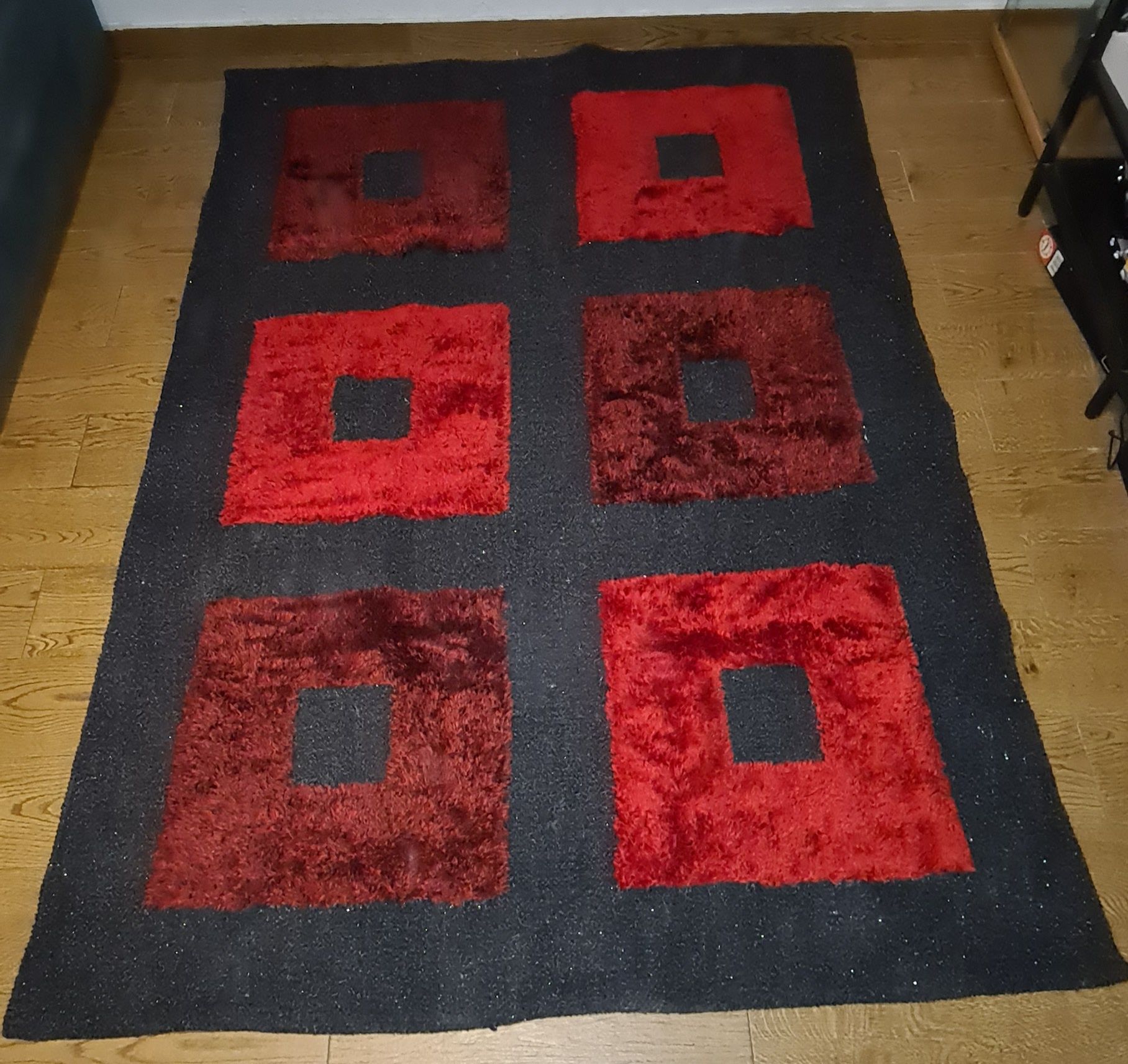tapete preto com vermelho
