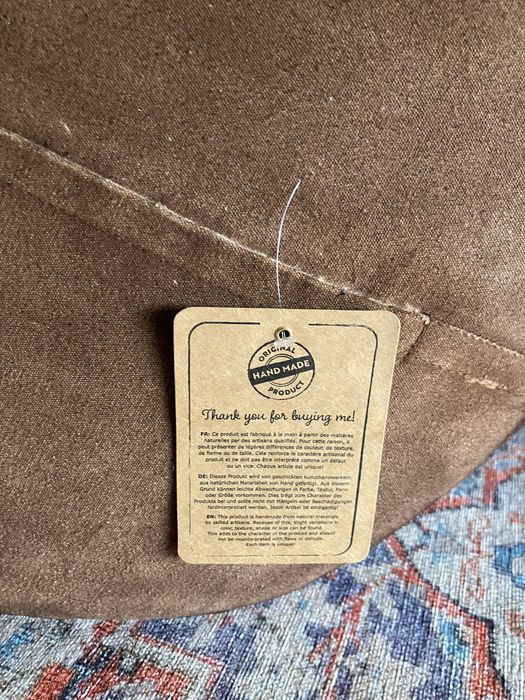 Puff  arredondado castanho  em pele