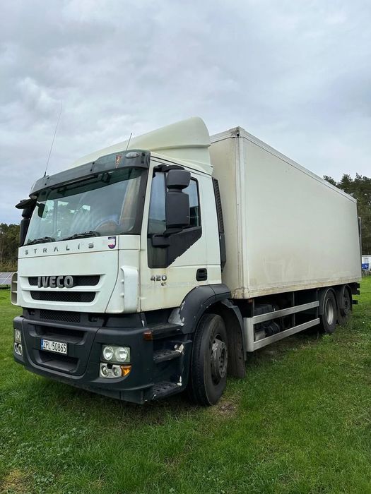 Iveco Stralis  Iveco Stralis, Izoterma z windą, 3 ośe, 420km