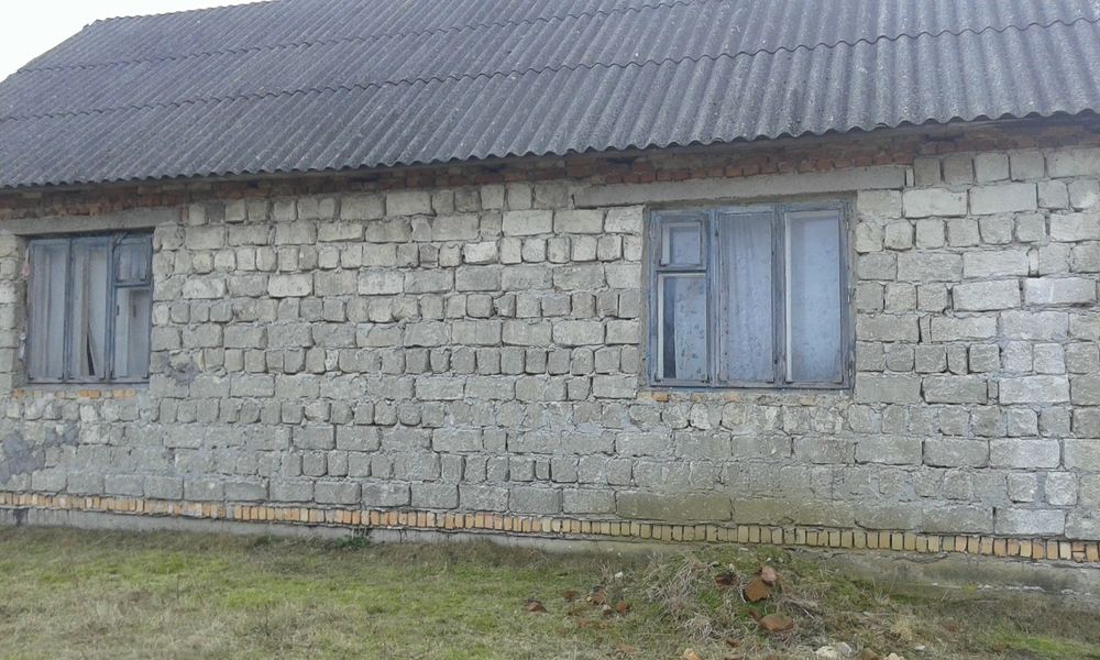 Продається  Земельна Діляка з будинком під лісом