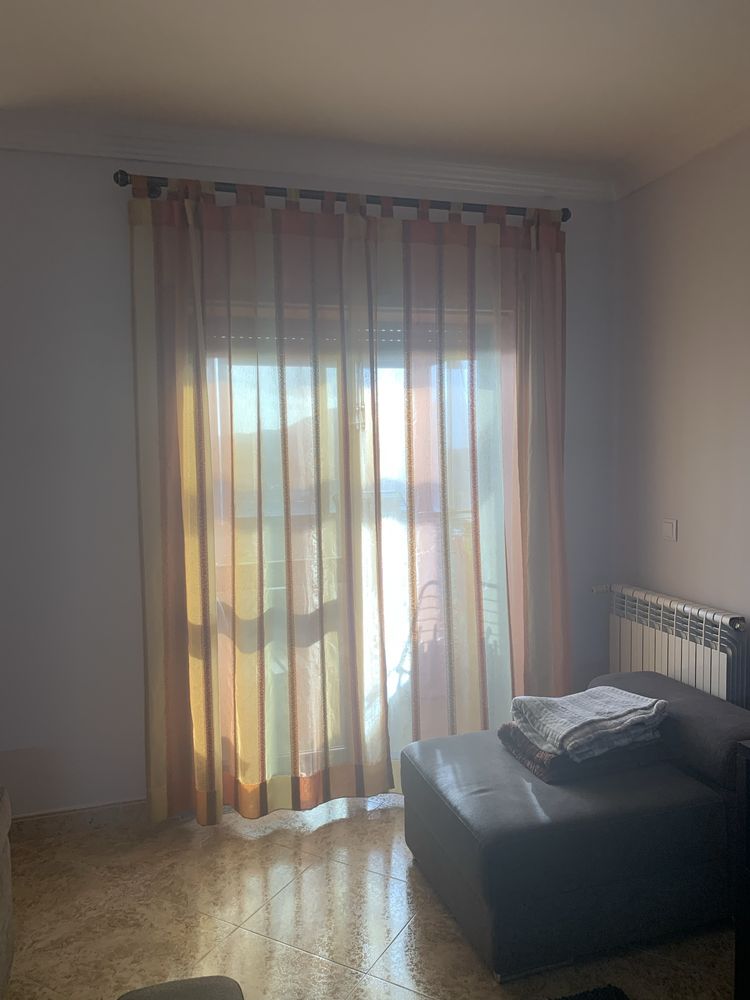 2 pares de cortinados semi transparentes com 3 almofadas