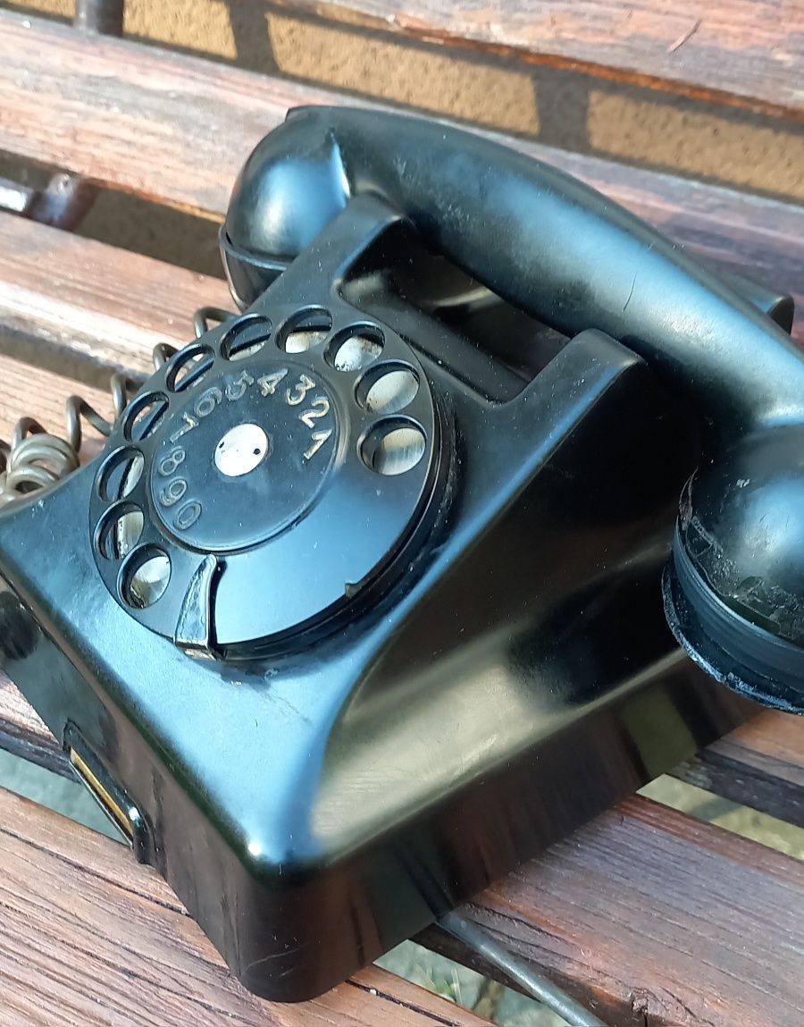 Stary bakalitowy telefon