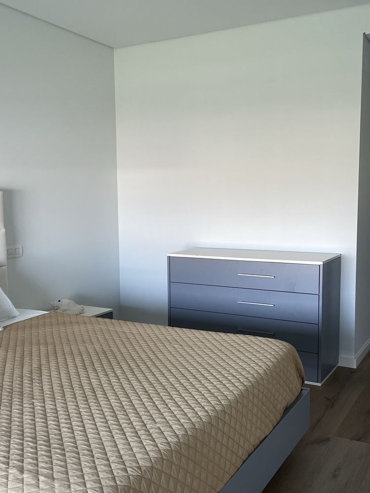 Quarto Completo - Cama, 2 Cabeceiras e Cómoda