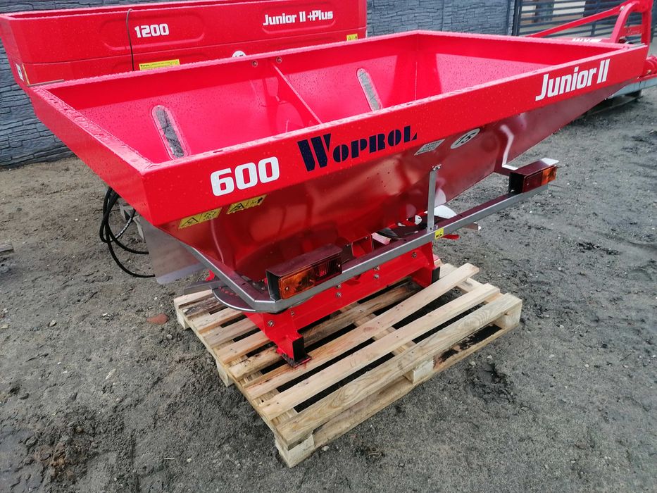 Rozsiewacz Nawozów Woprol  Akpil Junior II 600kg Hydraulika, Oświetlen