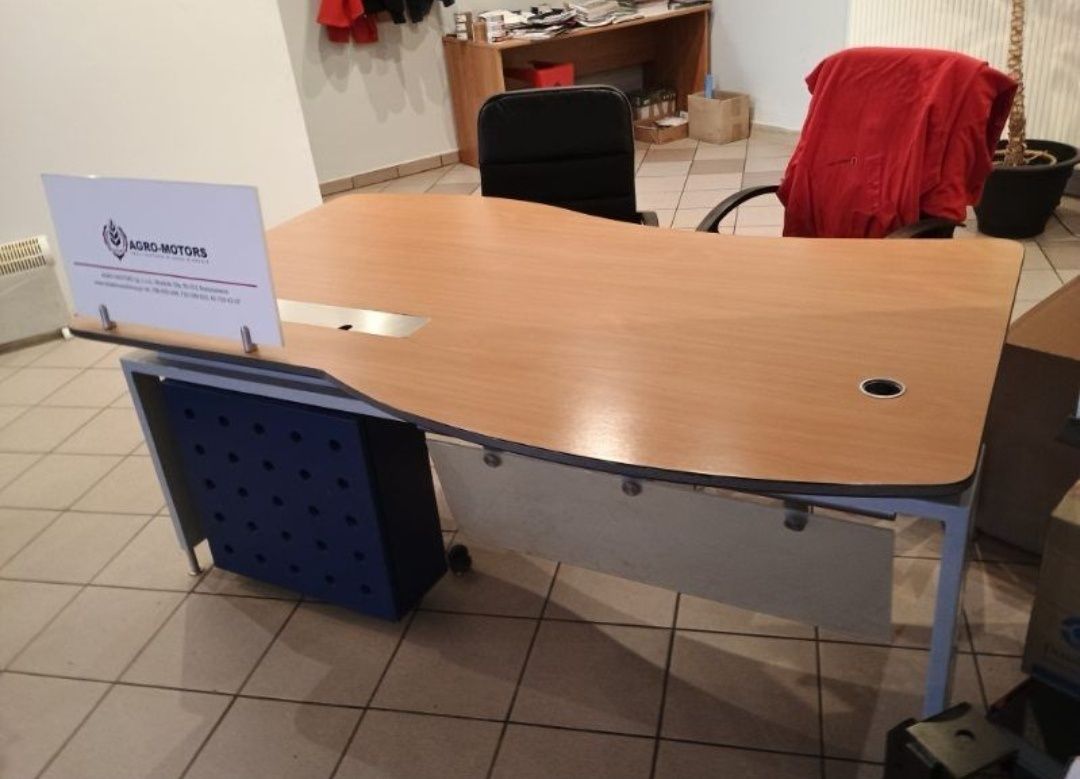 Duże biurko masywne