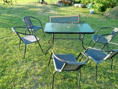 Sprzedam zestaw ogrodowy szklany stół ,6 krzeseł oraz ławka .