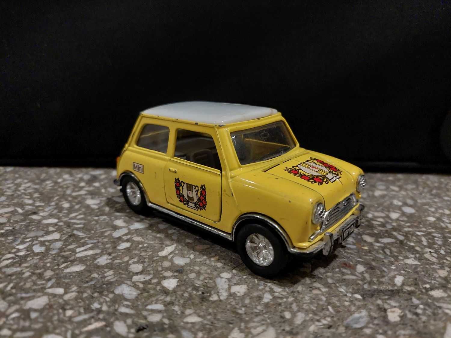 Metalowy Mini Cooper tabl. rejestracyjna YRP168J + gratis model motoru