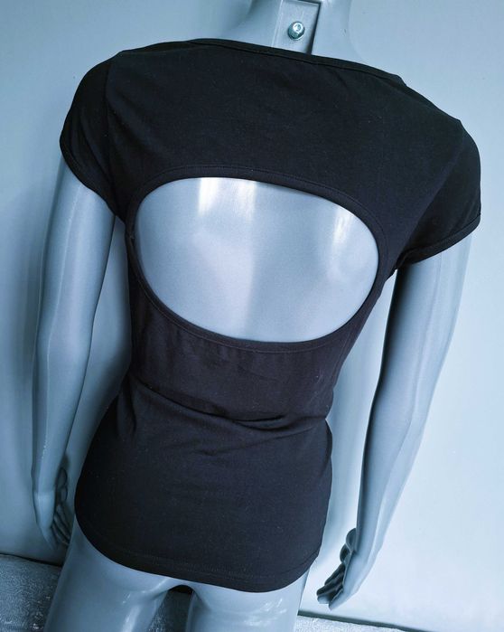 Czarna bluzka z nadrukiem ust wycięte plecy