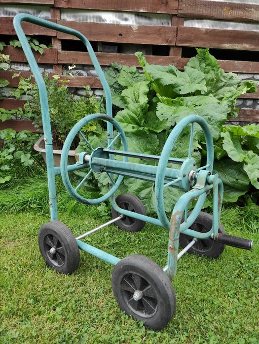 Porządny stalowy mocny wózek na wąż ogrodowy