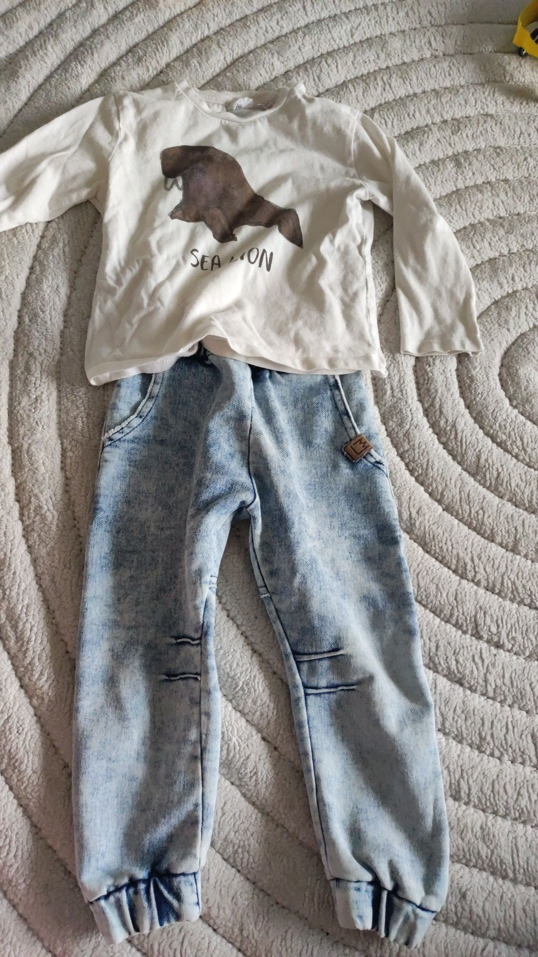 Zestaw spodni krzywa noga a'la jeans by Mimi, bluzka Zara 98