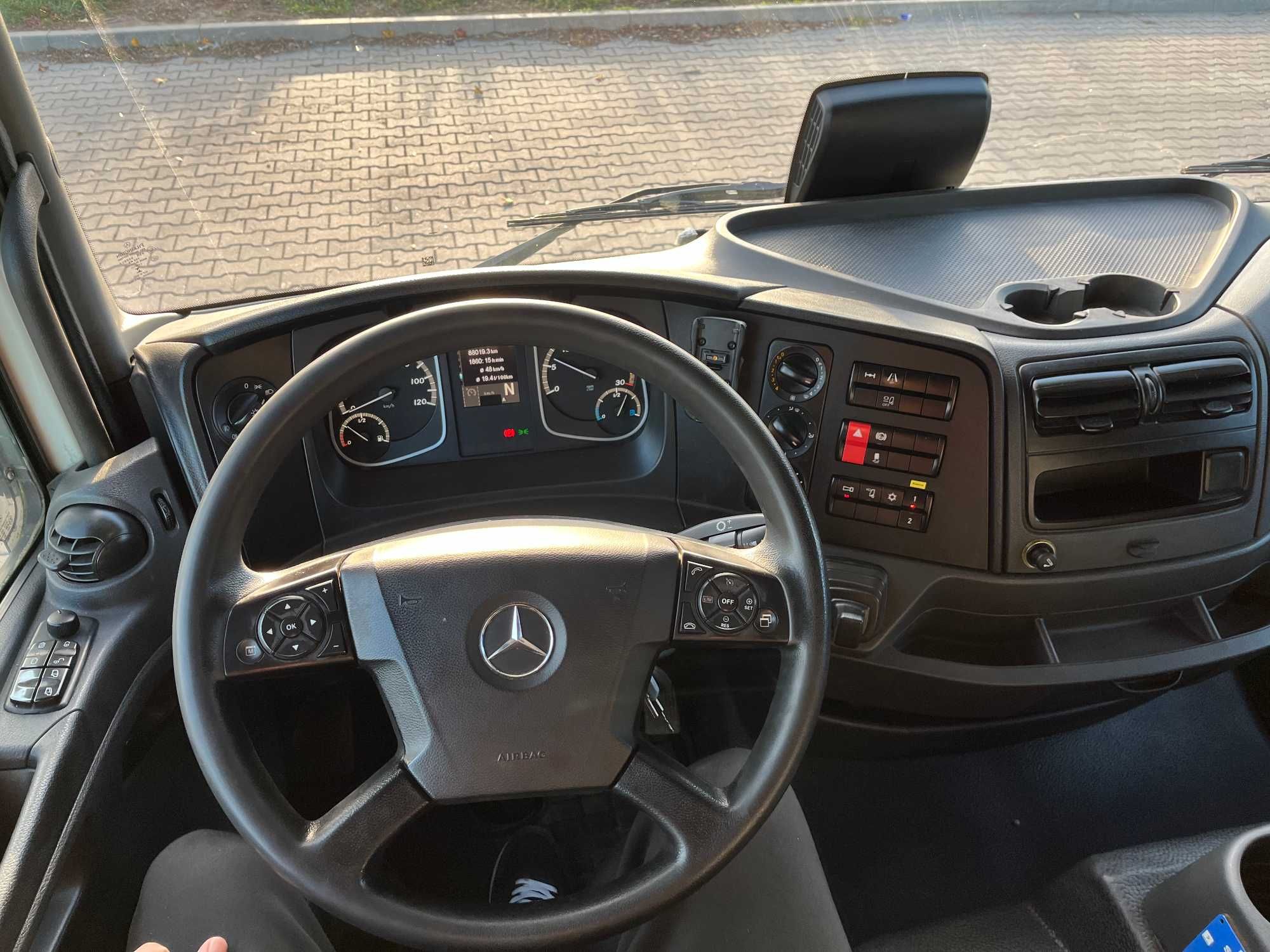 Mercedes ATEGO firanka z windą - Wynajem