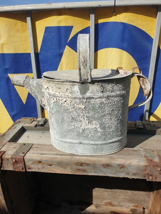 Regador antigo de chapa