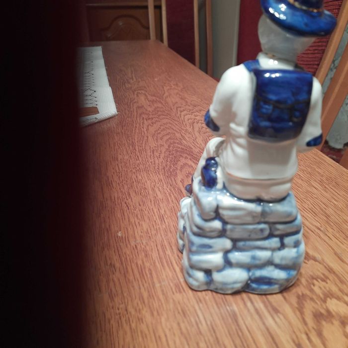 Porcelanowa figurka wędrowca