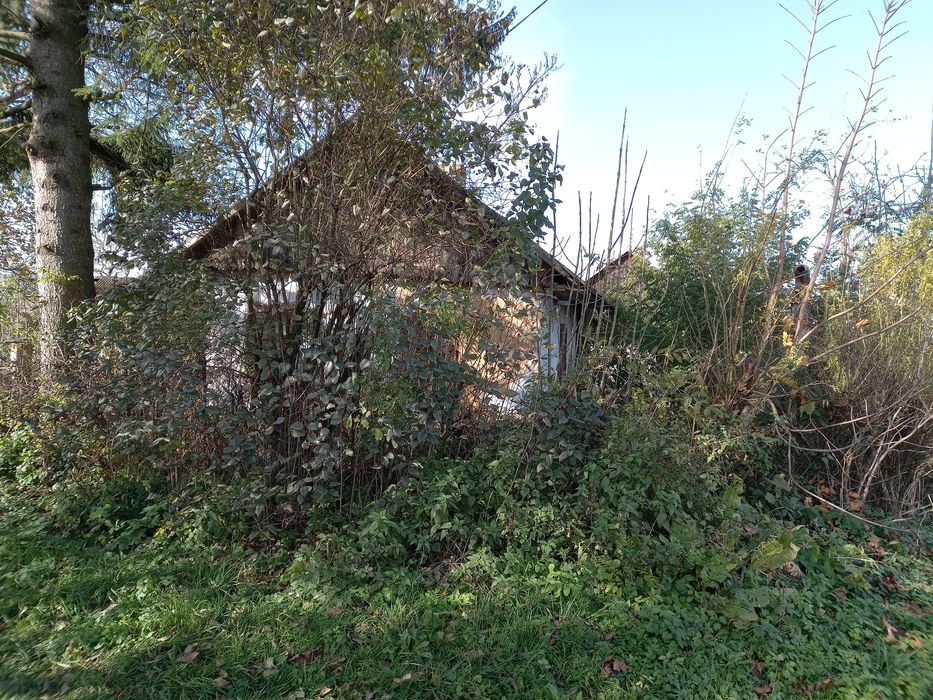 Земельна ділянка під забудову жилового будинку.