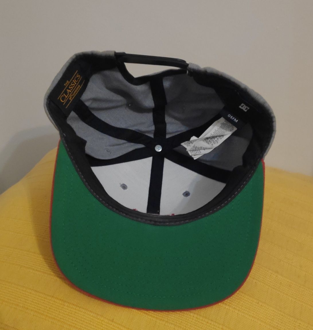 Boné DC cinzenta com detalhes vermelhos e verdes