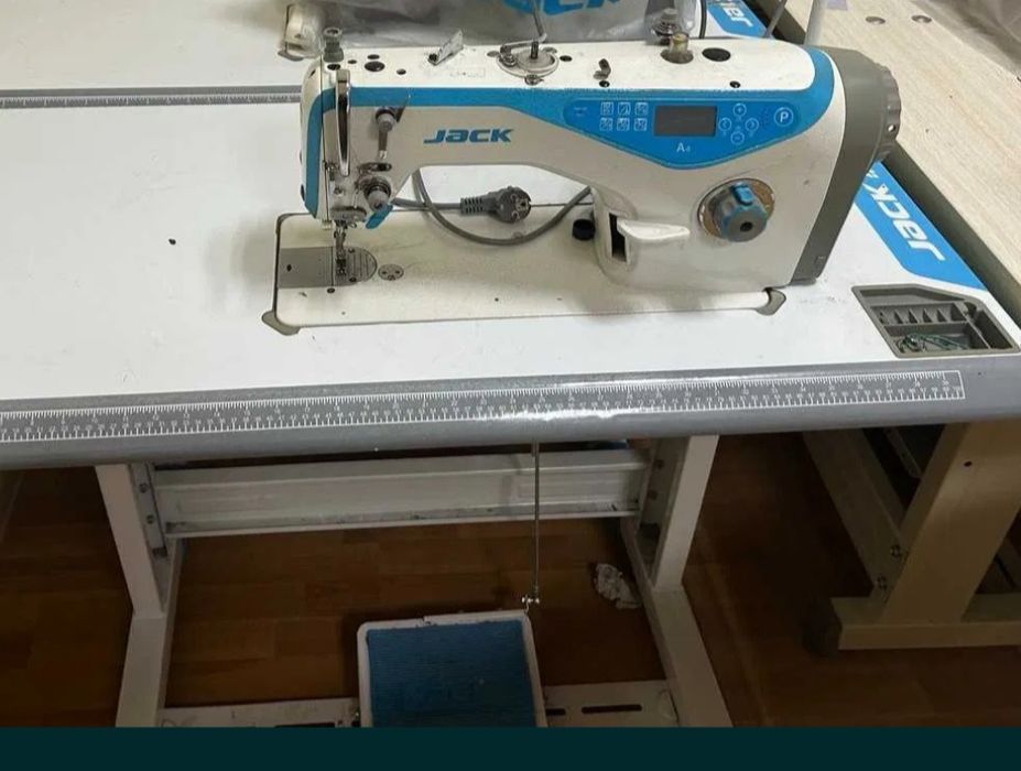 Продам швейну машинку