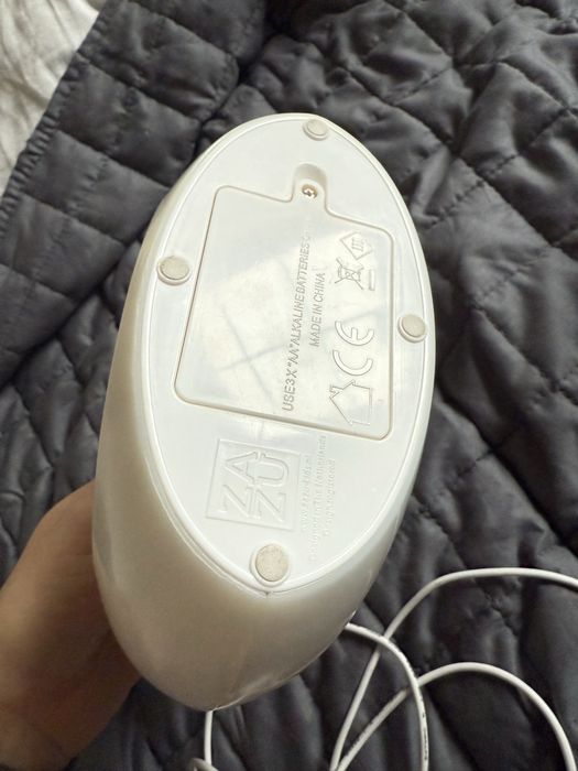 Zazu lampa nocna, reaguje na głos