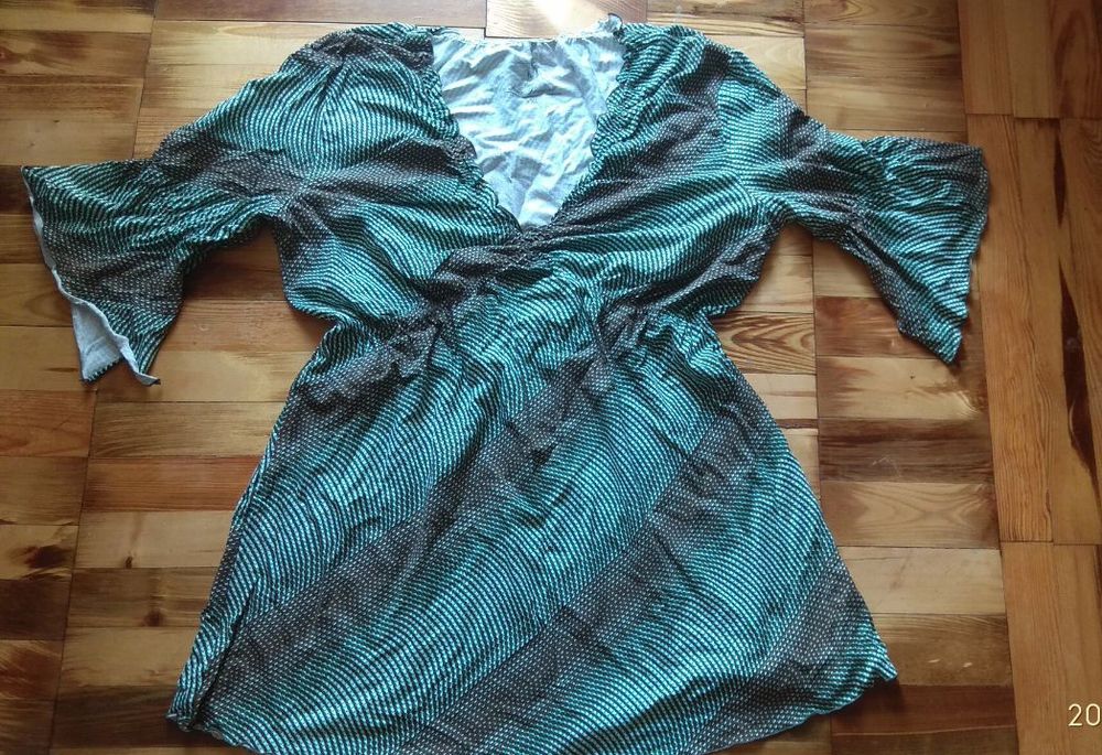 Блузки зелёная и в цветочек