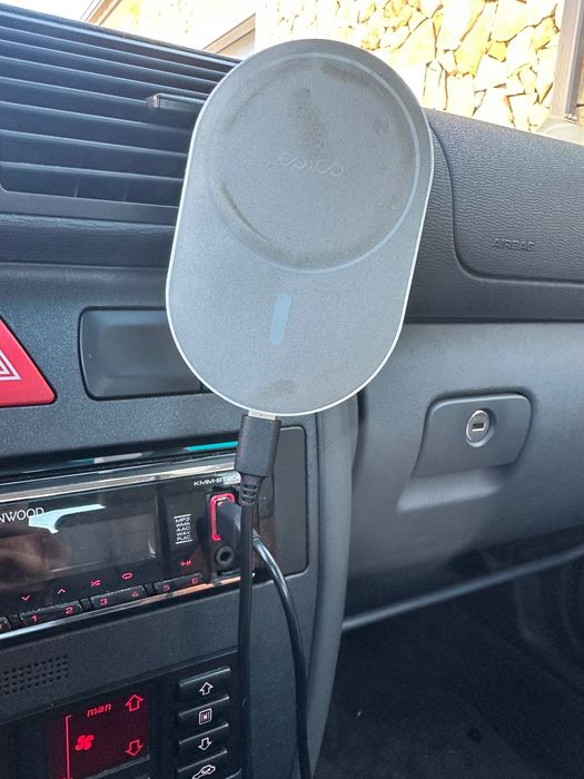 Carregador e suporte de telefone para o carro