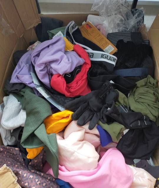 Karton znoszonych ubrań