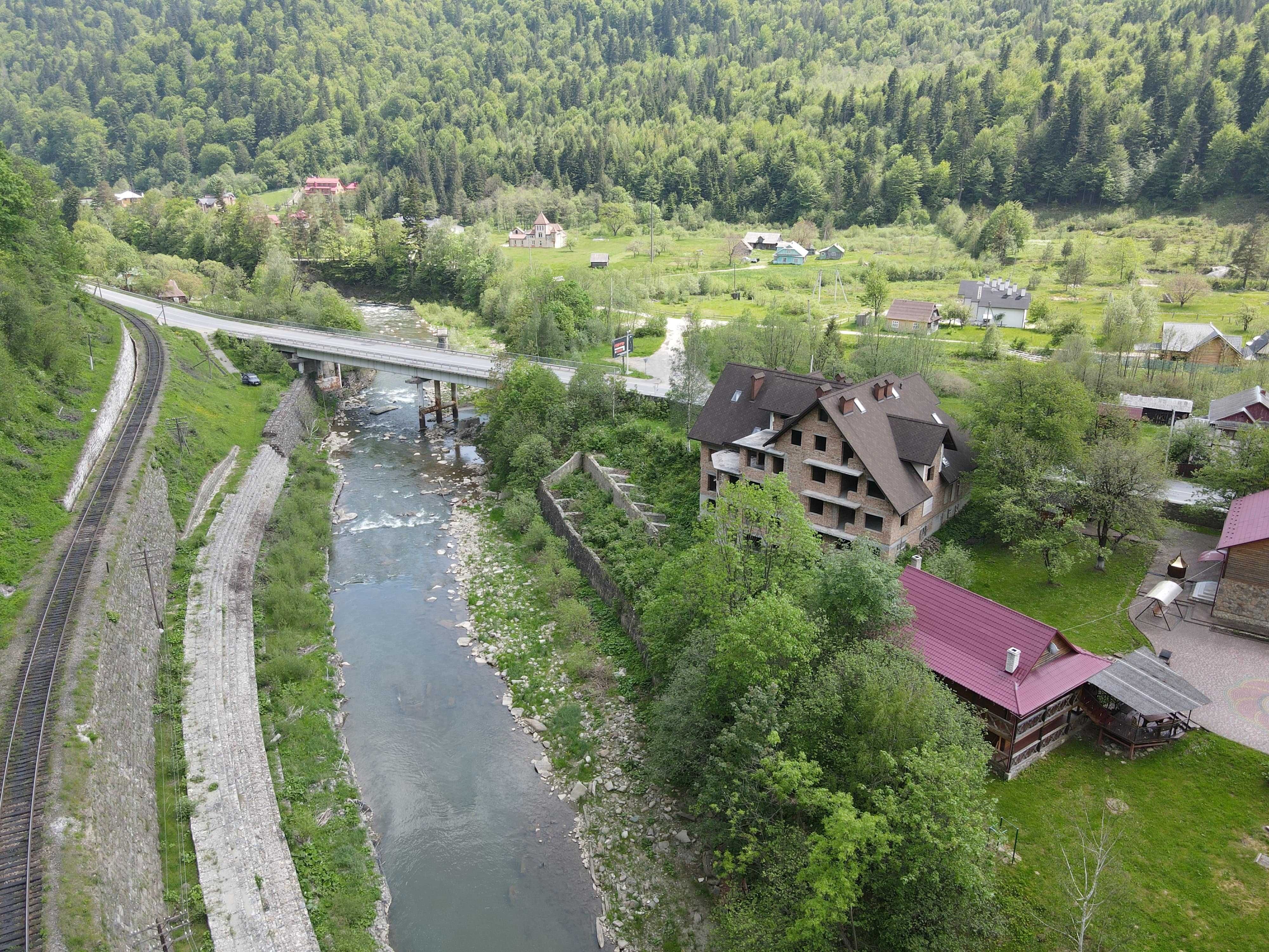 Продам відпочинковий комплекс зі СПА на березі річки в с. Микуличин