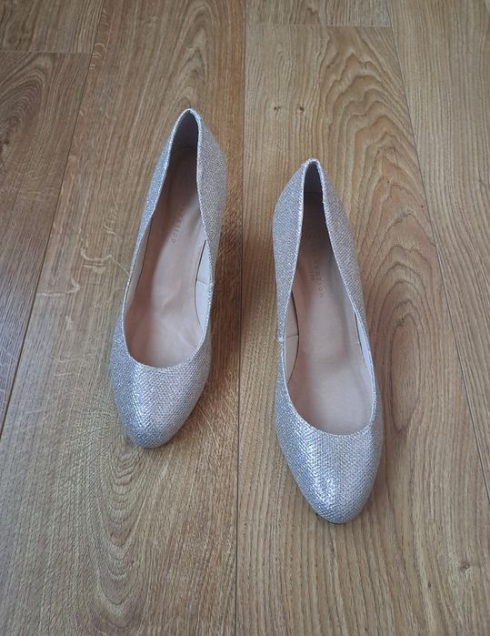 Женские нарядные блестящие туфли на каблуке